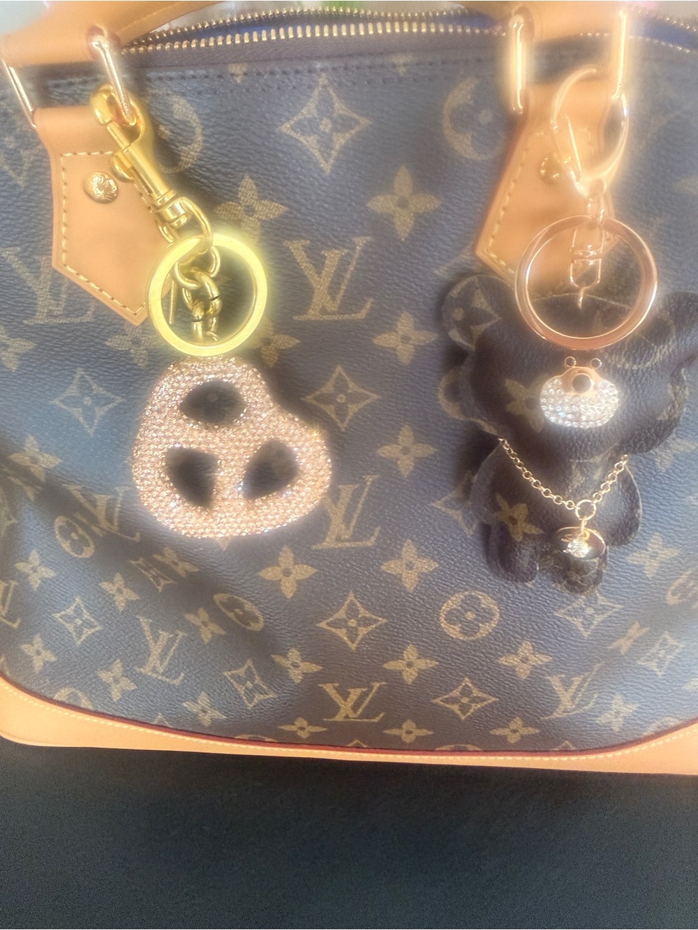 Crystal pretzel bag charm with brass - Picture 4 of 5